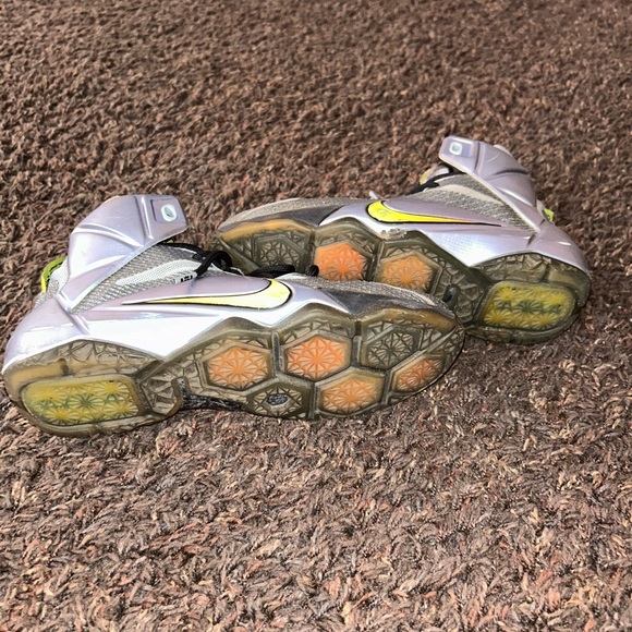 Nike LeBron 12 Trainers Flight Pack 685181-080 Metallic Grey UK6/US6y - Picture 3 of 6